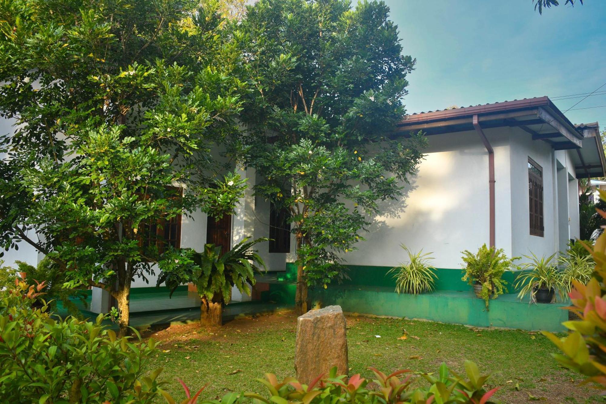 White Eagle Hotel Sigirîya Extérieur photo