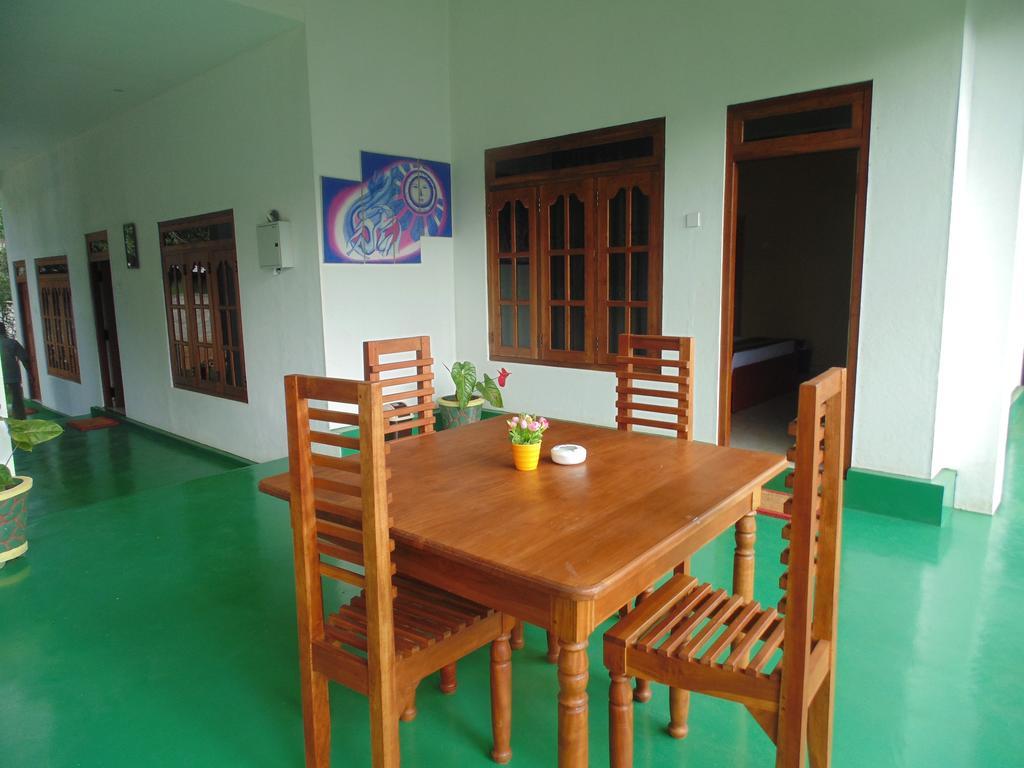 White Eagle Hotel Sigirîya Extérieur photo