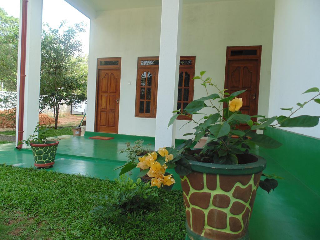 White Eagle Hotel Sigirîya Extérieur photo