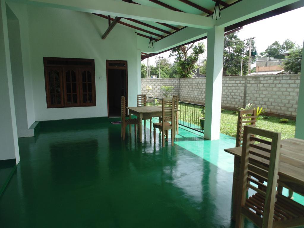 White Eagle Hotel Sigirîya Extérieur photo