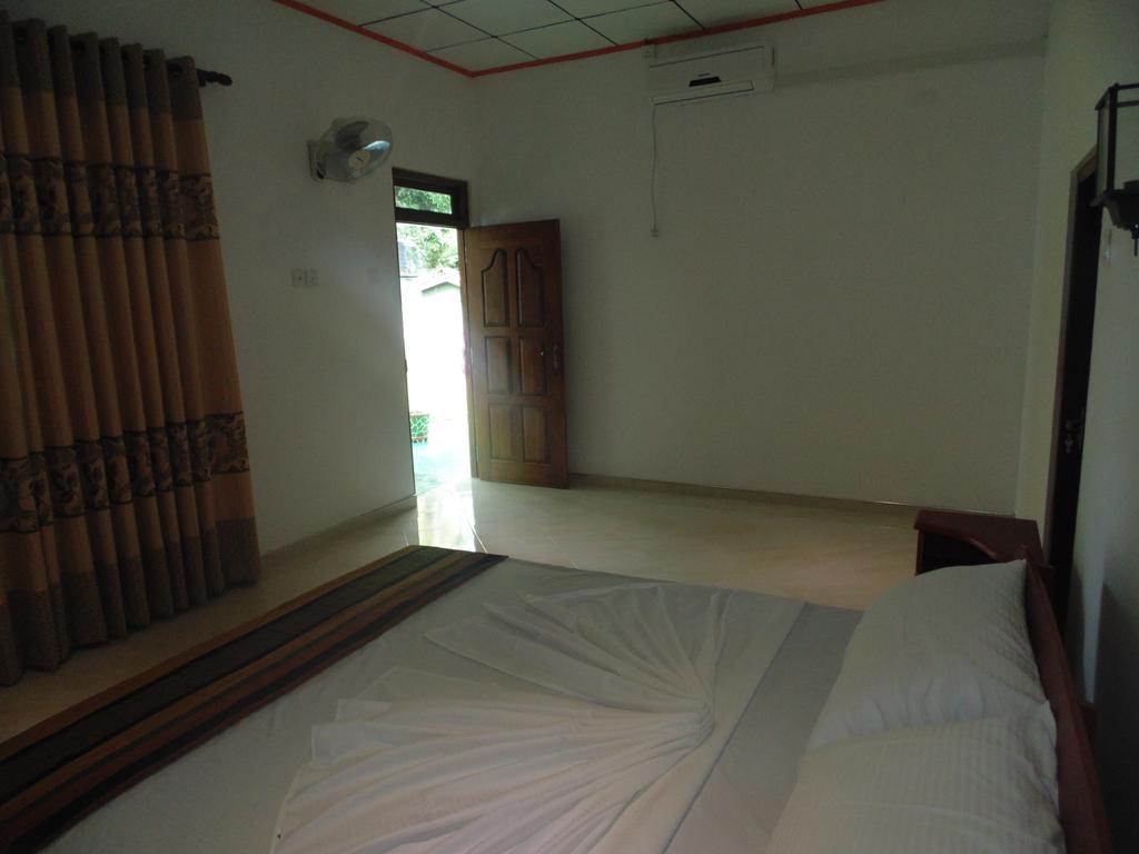 White Eagle Hotel Sigirîya Extérieur photo
